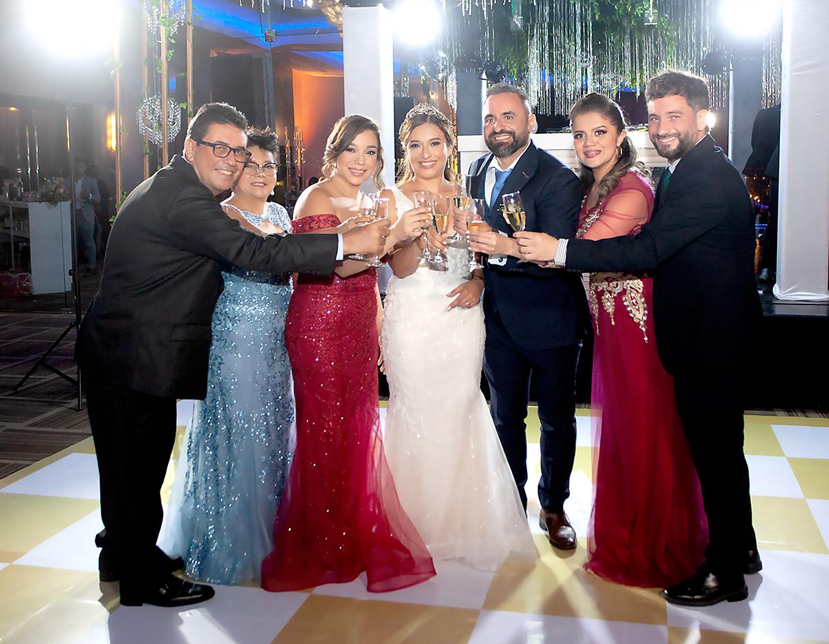 Roger Escobar, Pastora Alberto, Vanesa Escobar con los novios Sully Escobar, Emannuel García, Cindy Bardales y David Ripaldo.