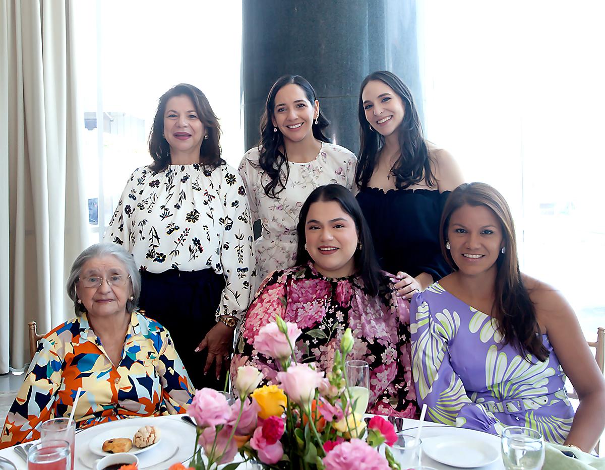 Mildred Handal, Andrea Sarmiento, Alejandra Handal, Priscilla Reyes, Ana Priscila Reyes y Jennifer Reyes