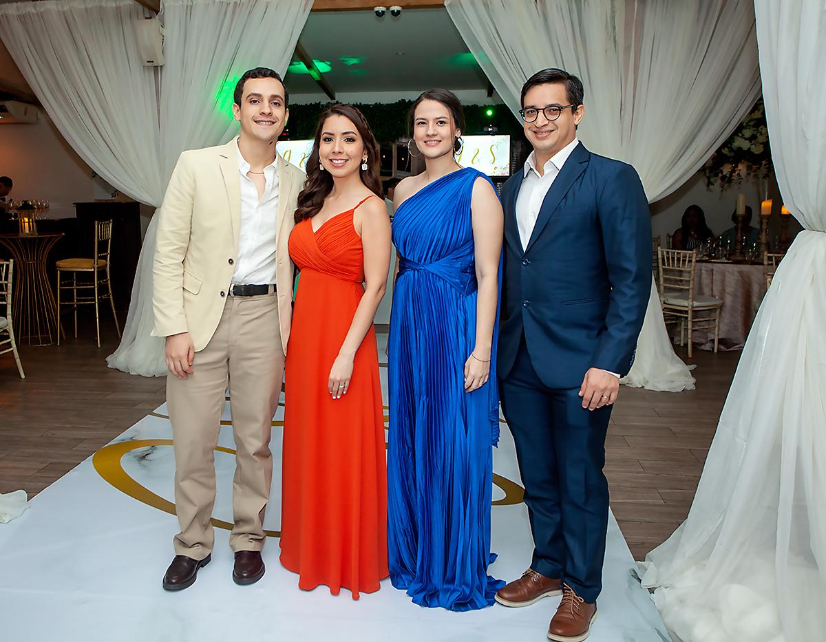 Daniel Flores, Andrea Flores, Grace Sarmiento y Gustavo Flores.
