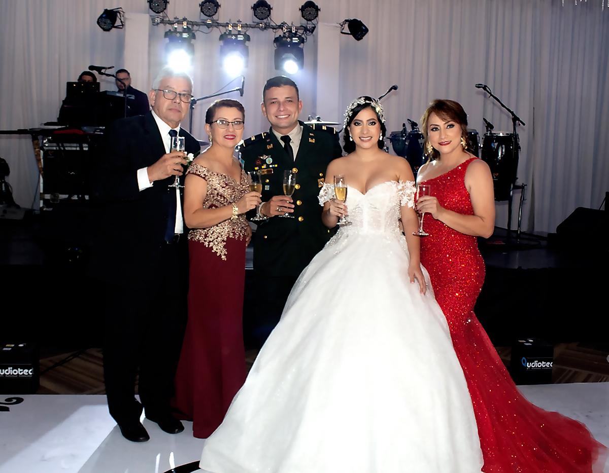 Eleazar Interiano, Delmy de Interiano, Fernando, Cindy de Interiano y Lidia Flores.