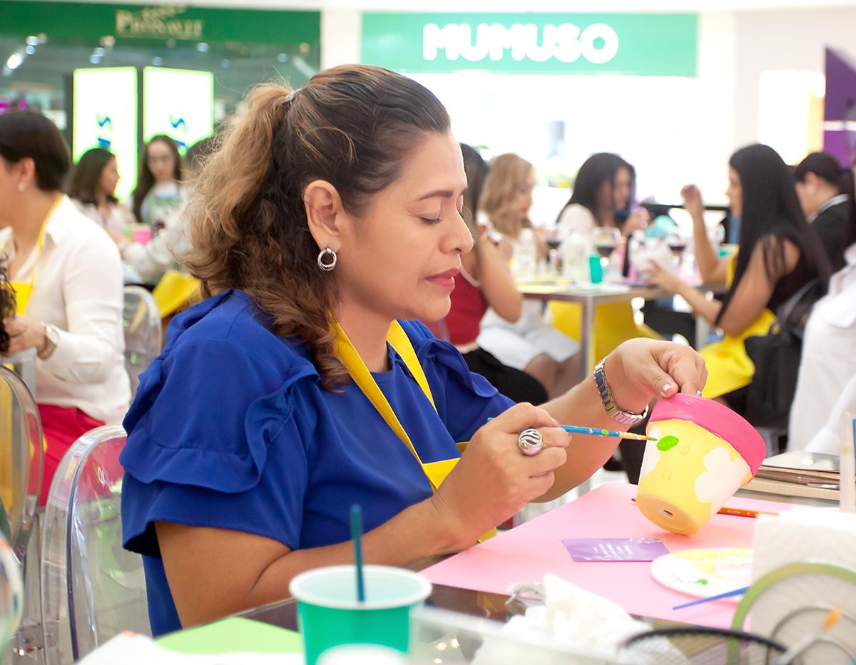 Cada asistente dejó volar su imaginación al diseñar y pintar con sus tonos favoritos las macetas.