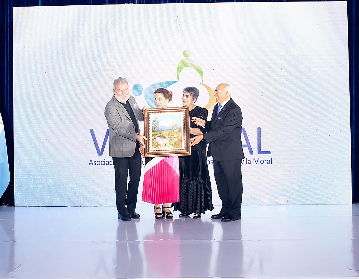 Linda Coello recibe máximo galardón “Valmoral 2024”