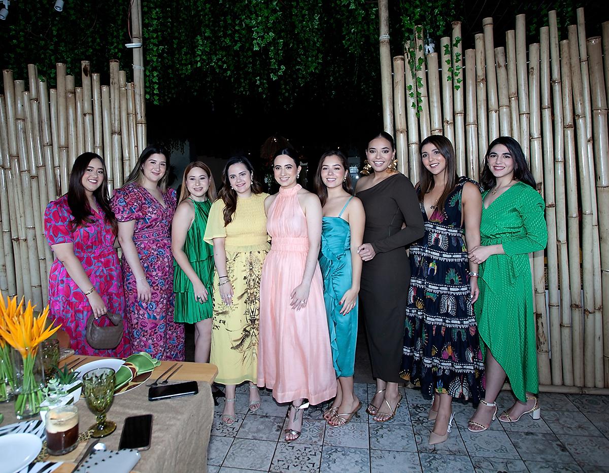 Ariana Salgado, Amanda Sabillón, Michelle Valladares, Estefania Oviedo, Camille y Mariana Hawit con Andrea Bonilla, Arianna Boadla y Mayida Yacaman