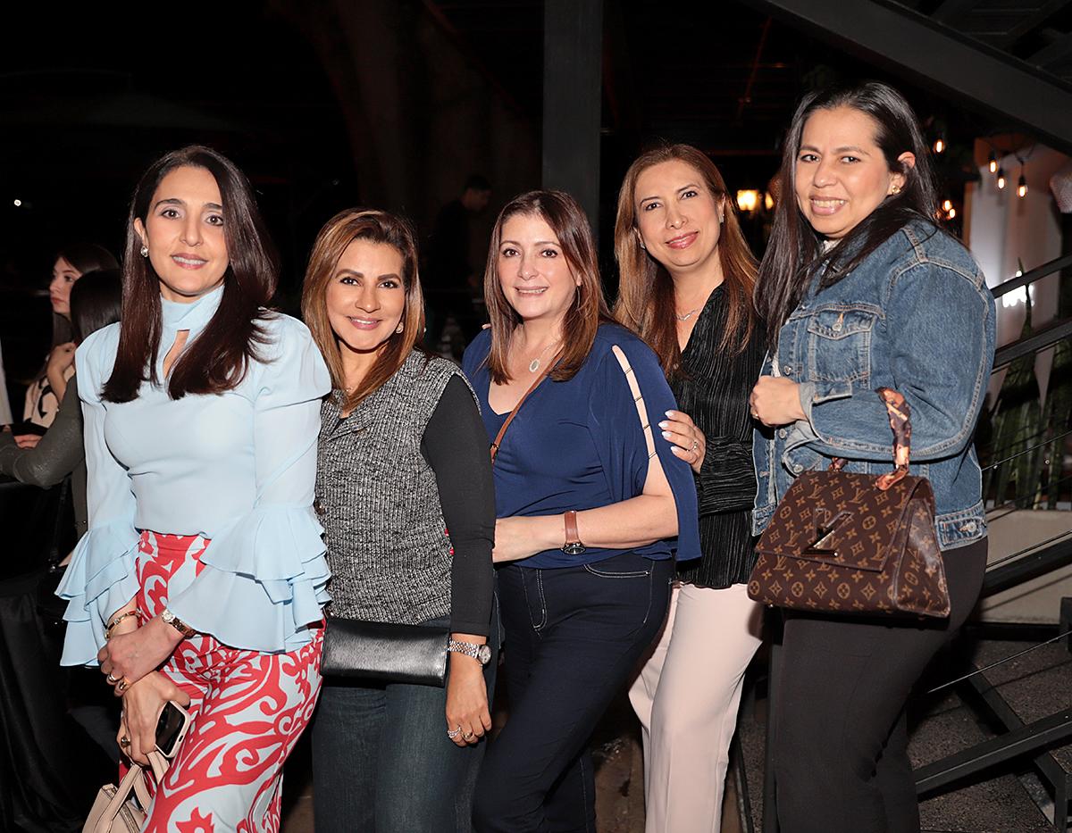 Giselle Frech, Isabelly Alemán, Claudia Massou, Judith Cortez y Claudete Kongehi.