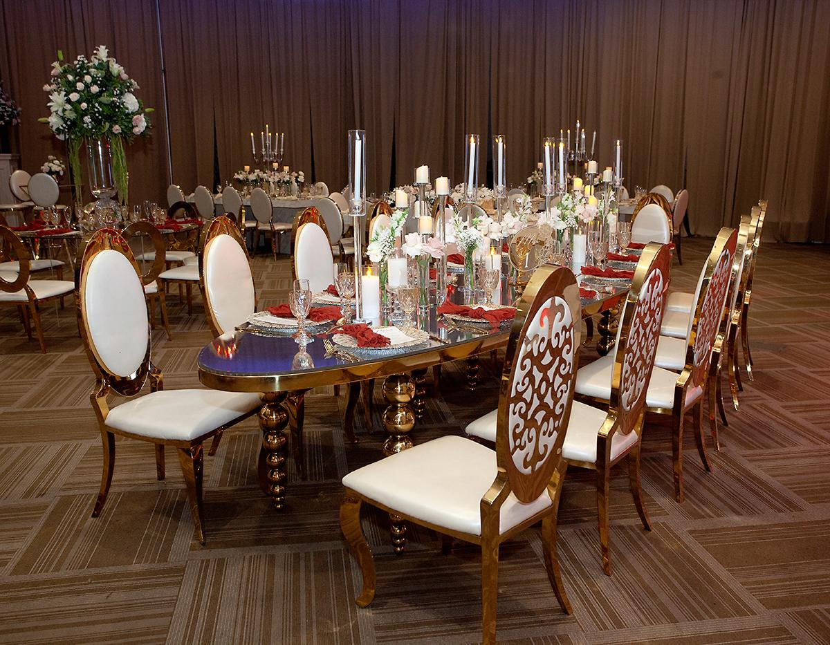 Elegante mesa ovalada con silla Catalina.