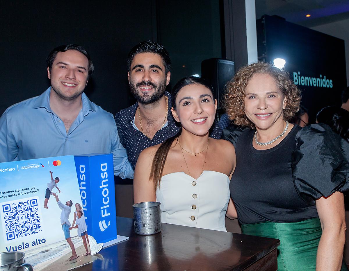 Francisco Ruiz, Jean Paul Boadla, Arianna Boadla y Gilma Noriega.
