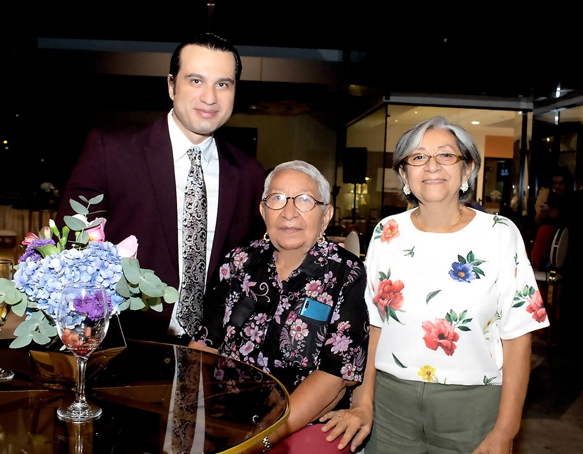 Víctor Gonzáles, Mercedes Obando y María AuxiliadoraCenteno.