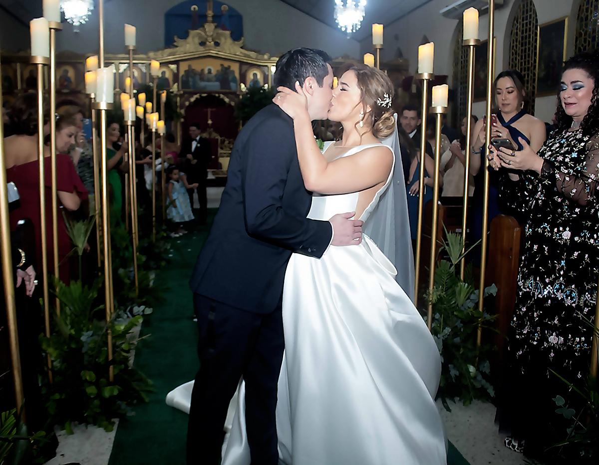 Christian Salas y Nicole Vaquero, salen felices del templo y sellan su pacto de amor con un tierno beso