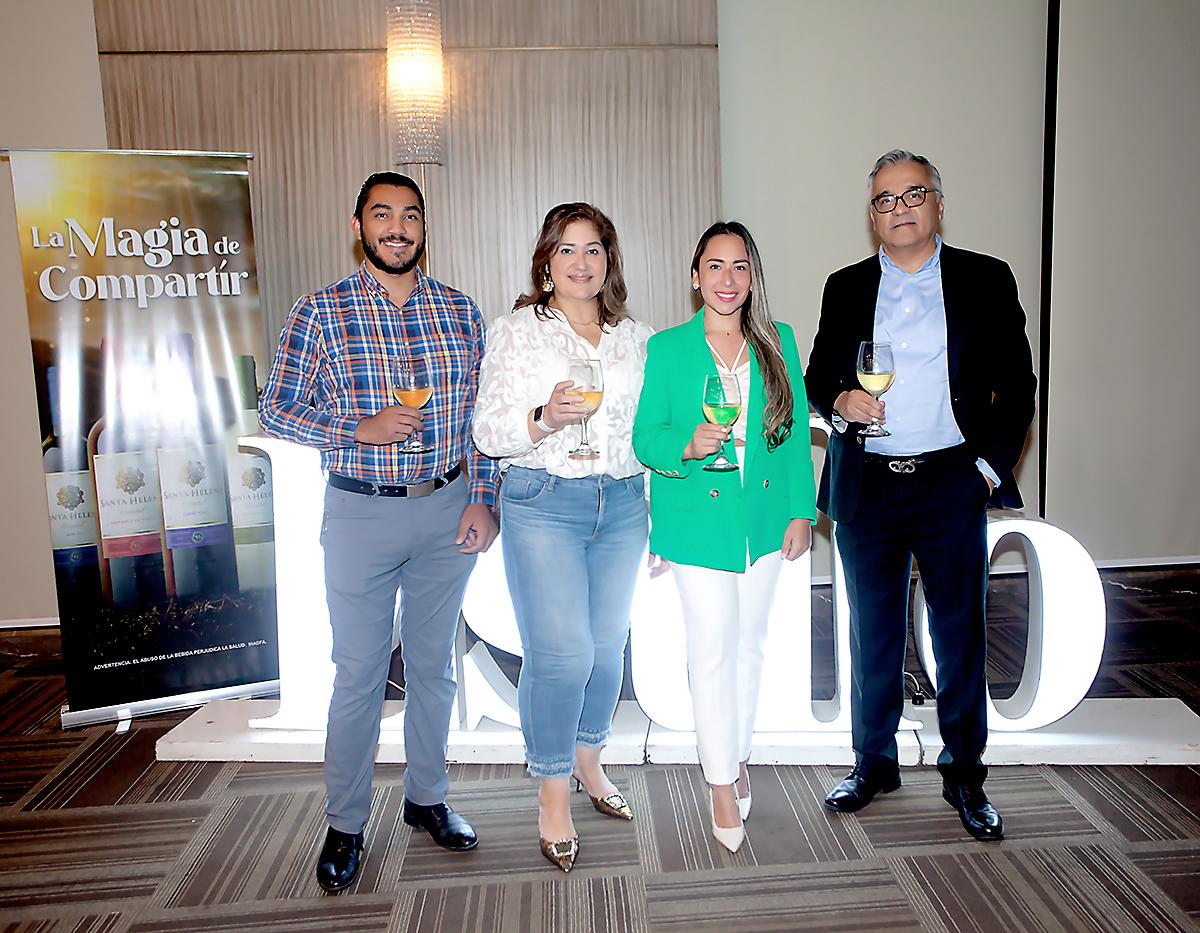 Enoc Castellón: coordinador de marca de línea de licores de Marcas Mundiales, Isabel Sabillón: gerente de ventas de grupo Opsa, Diana Pineda, gerente de ventas Nissan y Bernardino Martínez, gerente regional de Banca de Consumo Banpaís.