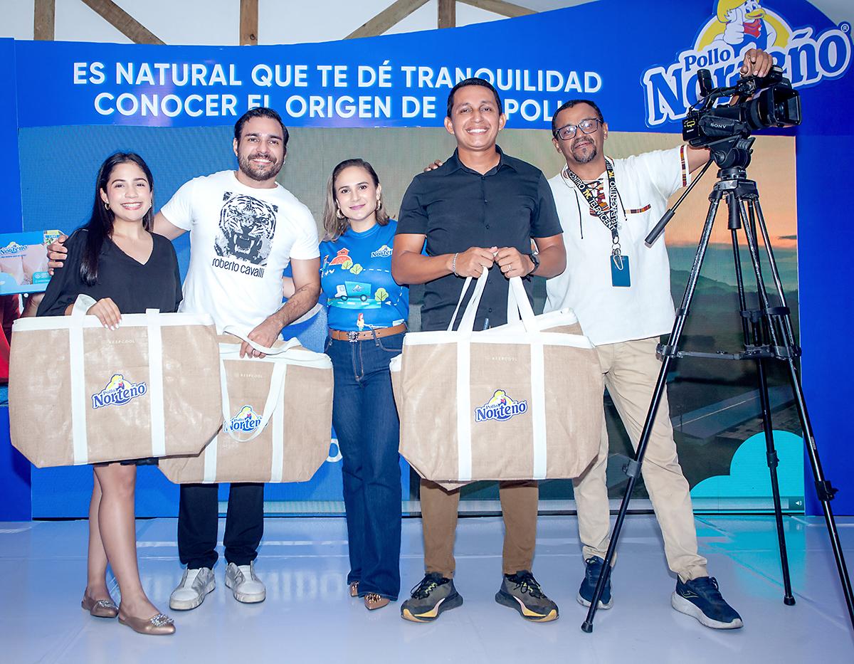 Periodistas que ganaron premios al participar de las dinámicas dispuestas para la ocasión.
