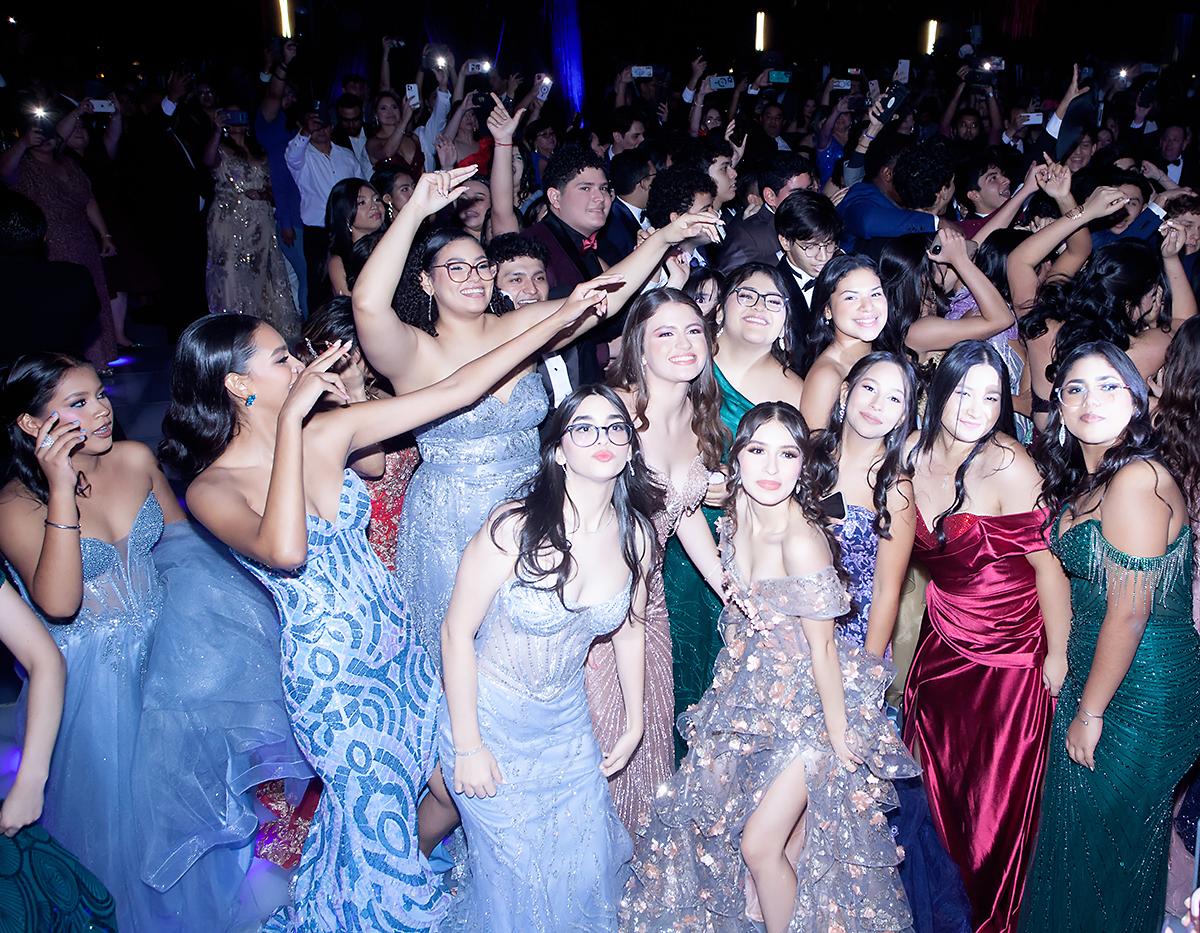 Las graduadas celebran su triunfo profesional.
