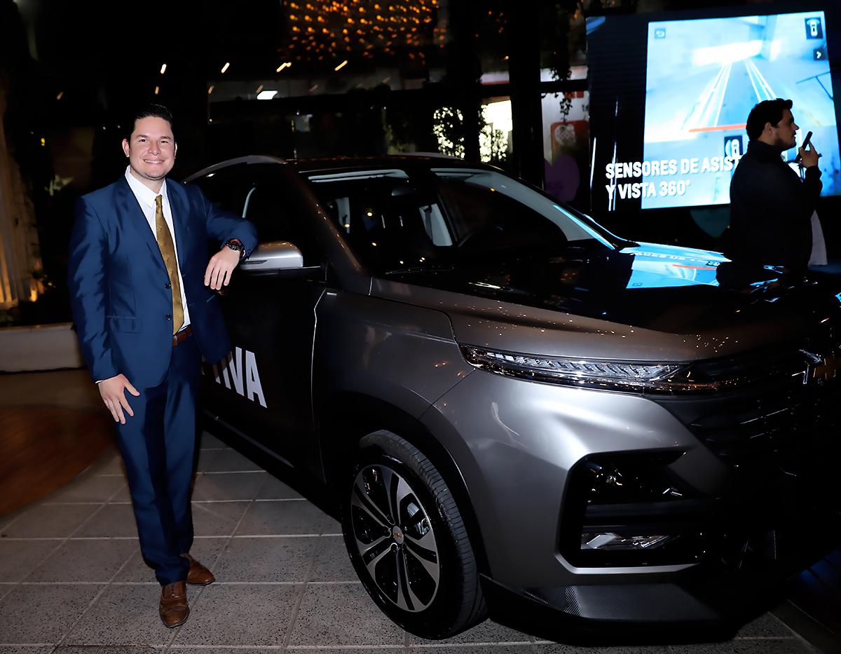 Gerardo Fajardo luciendo elegante junto al Chevrolet Captiva.