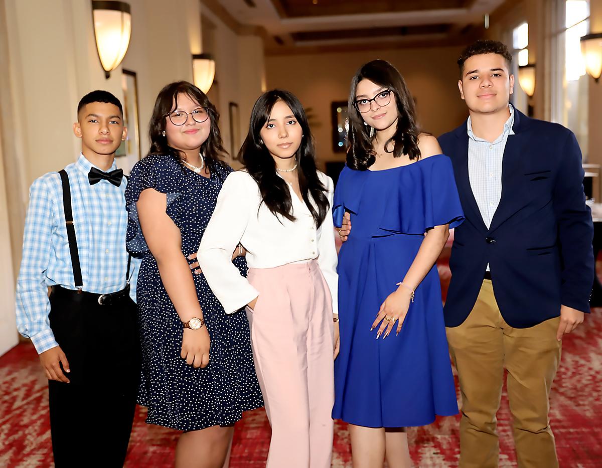 Alegre desayuno de los senior 2023 de la Lincoln School