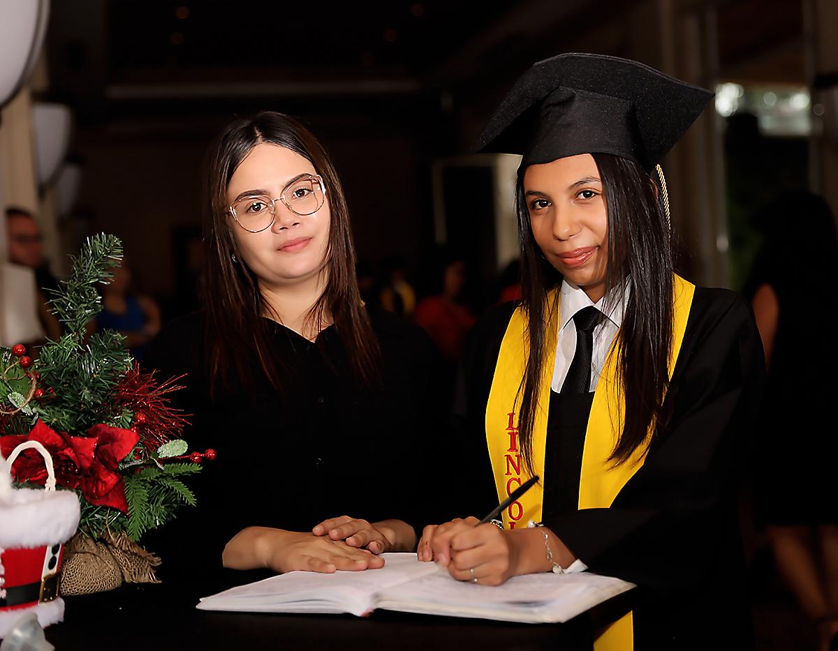 Firma de acta de los Senior 2023 de la Lincoln School