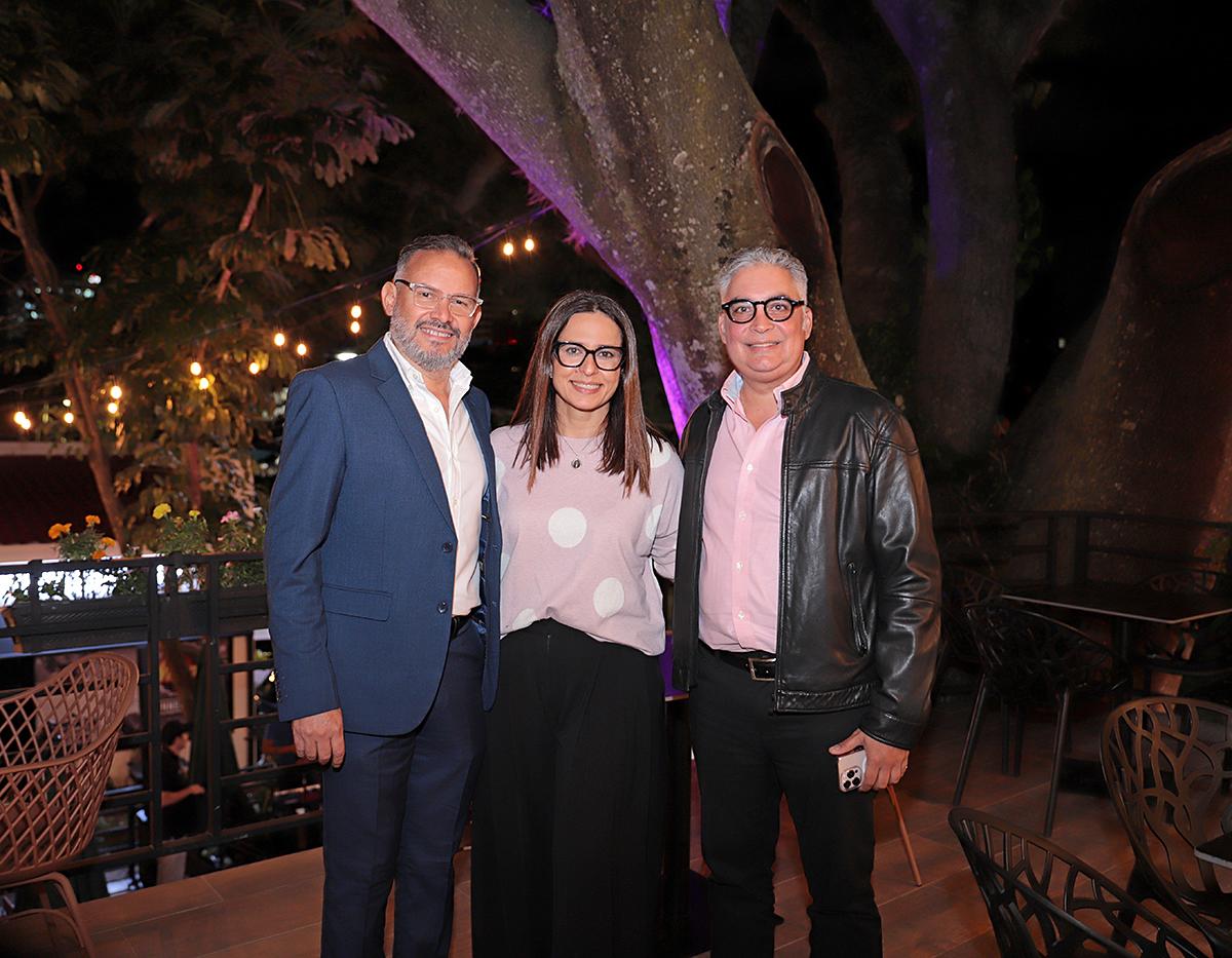 Harry Franks, Lizza Castellón y Fernando Godoy.