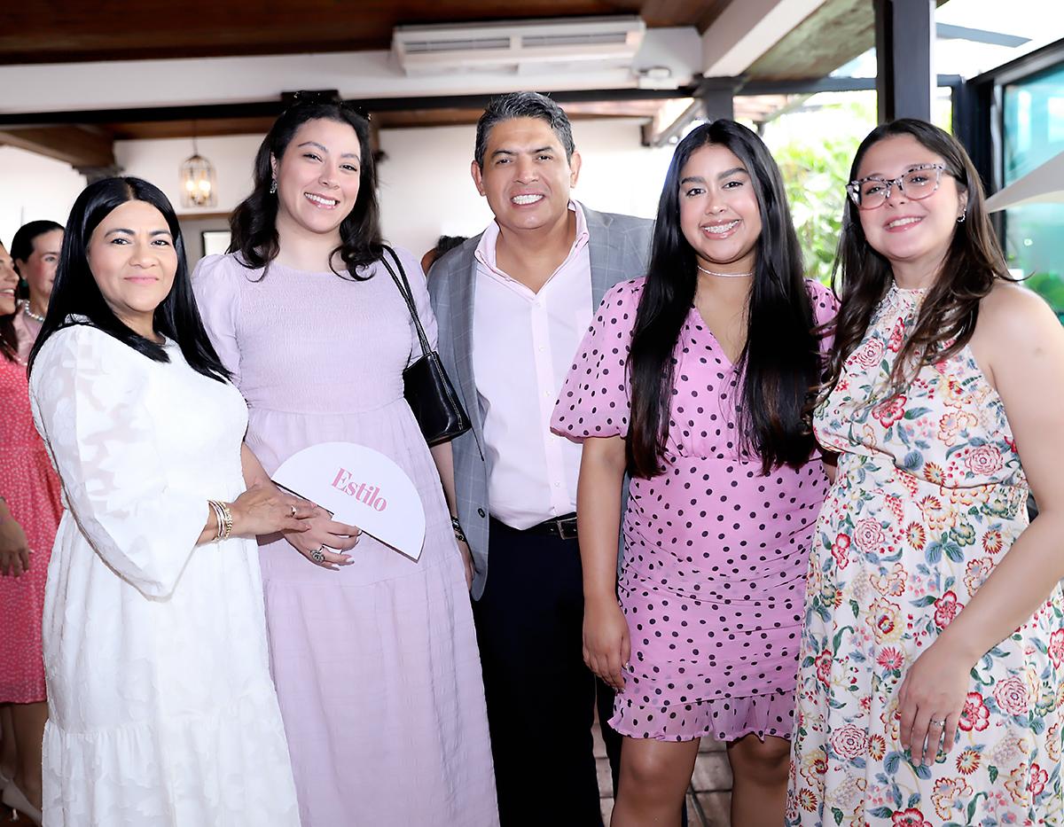 Aracely Díaz, Tali Espinoza, José Alvarenga, Keren Pérez y Natalia Rivera. Aracely Díaz, Tali Espinoza, José Alvarenga, Keren Pérez y Natalia Rivera.