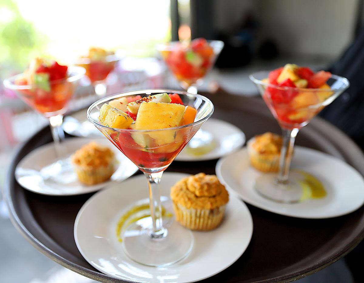Ensalada de fruta arcoíris acompañada de muffin de tamal.
