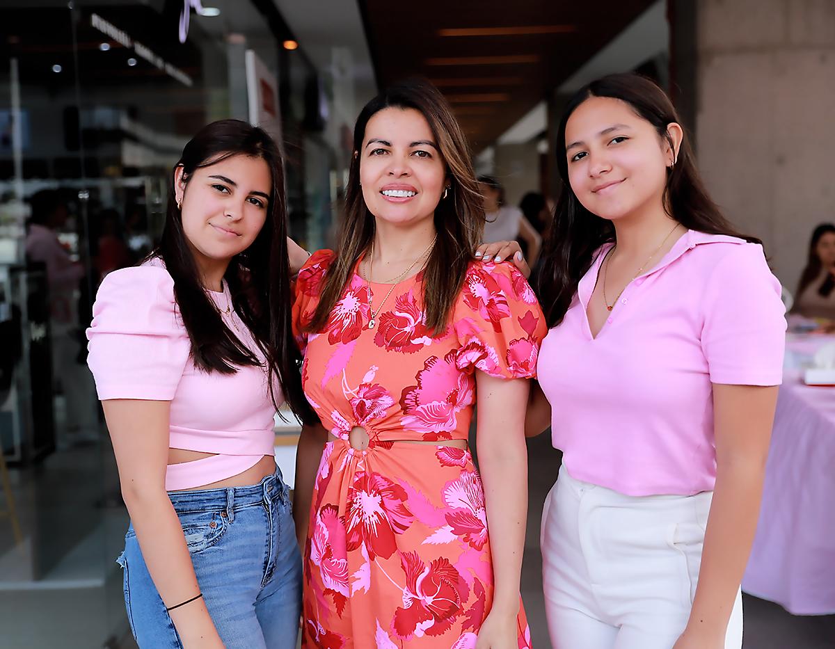 Valentina Betancourt, Claudia Betancourt y Karla Chinchilla. 