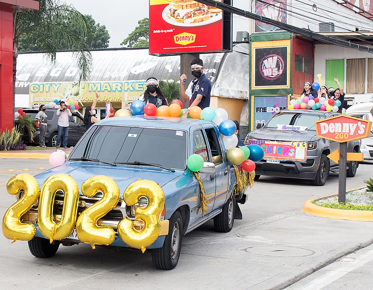 Pick up decorados con globos de colores formaron parte de la caravana.