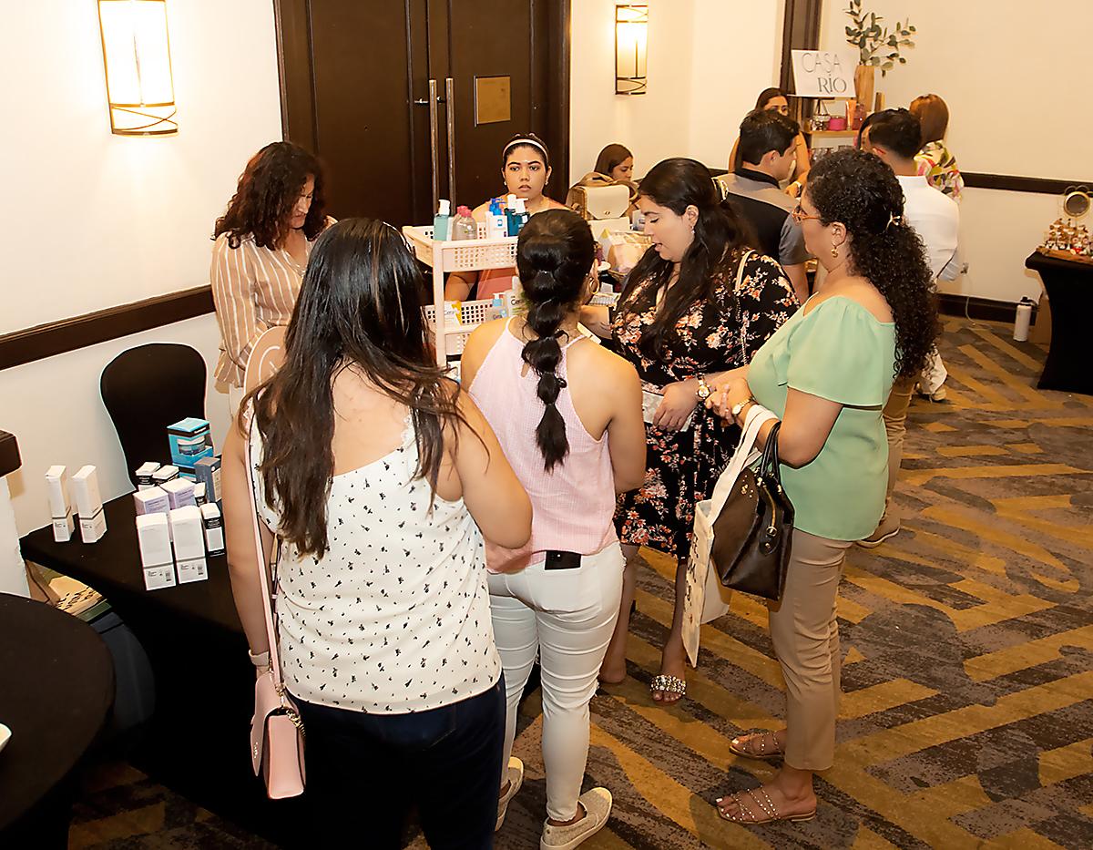 Los asistentes visitaron los diferentes estand.