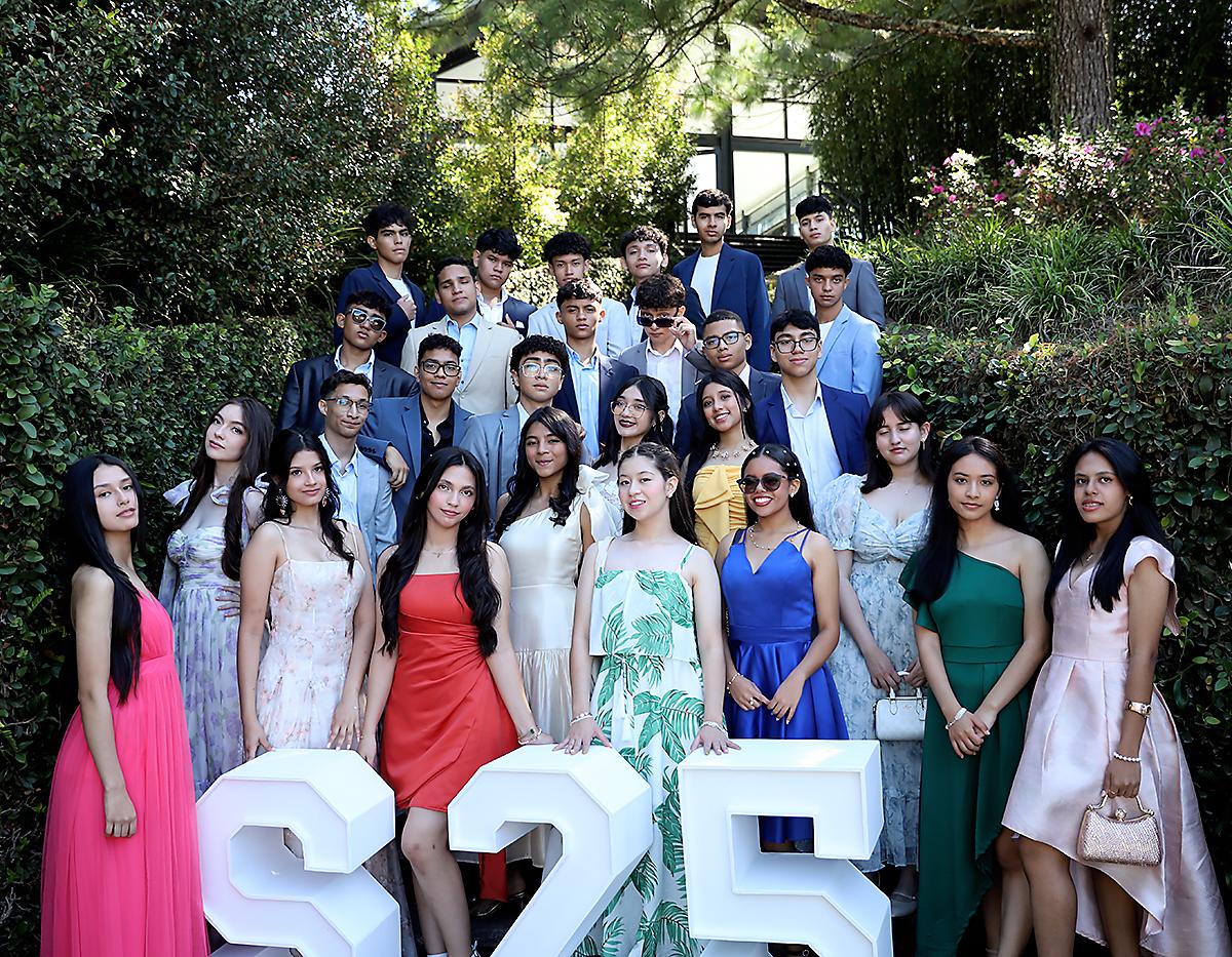 Los seniors 2025 de Hillcrest School celebraron con emoción su tradicional brunch, disfrutando de un delicioso menú en un ambiente lleno de recuerdos y camaradería. El evento tuvo lugar en La Cumbre, donde los jóvenes llegaron entusiasmados y listos para vivir una velada inolvidable. La celebración estuvo marcada por risas, anécdotas y la emoción de estar cada vez más cerca de su graduación.