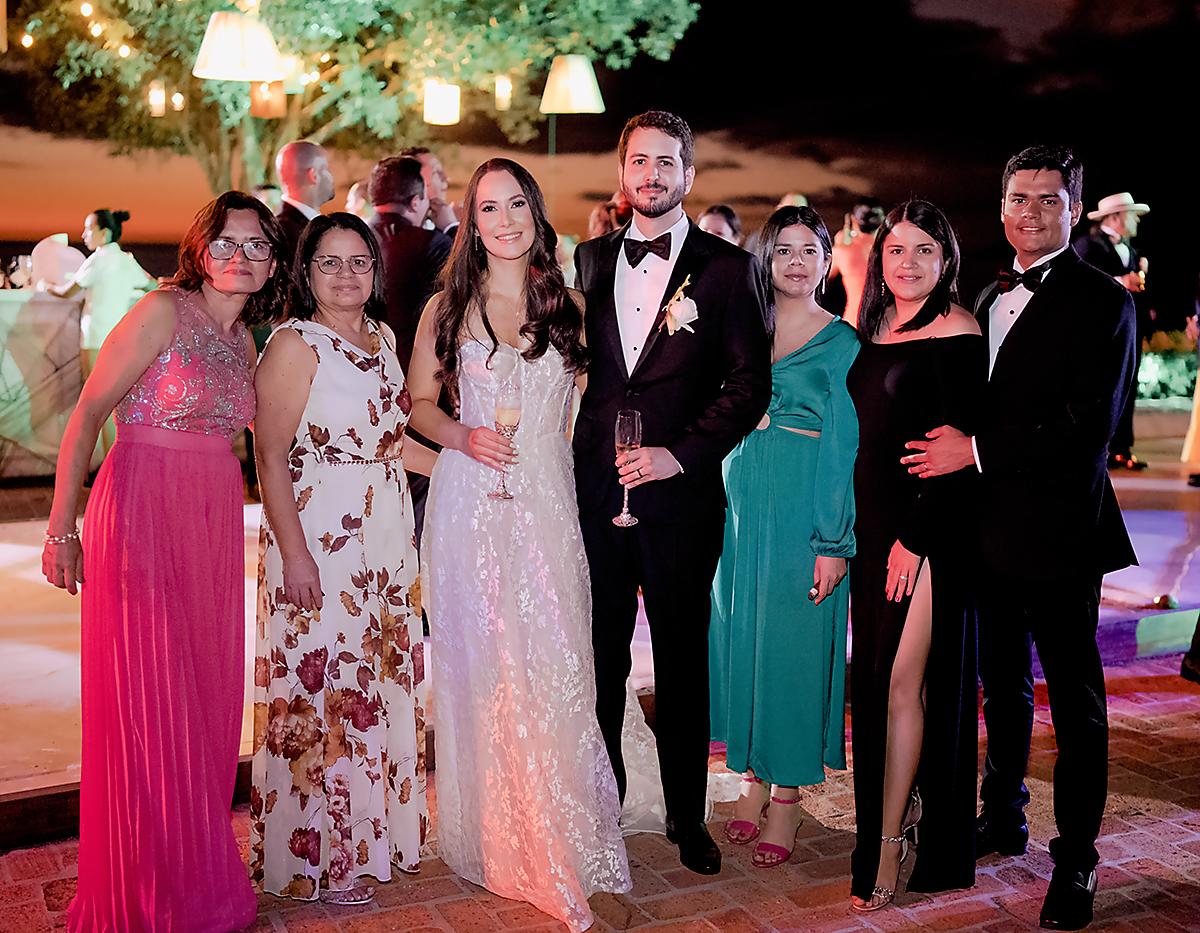 Martha Mondragón, Mireya Mondragón, Victoria Merlo, Barney Chamorro , Gabriela Mondragón , Marcela Mondragón y Giancarlo Andino