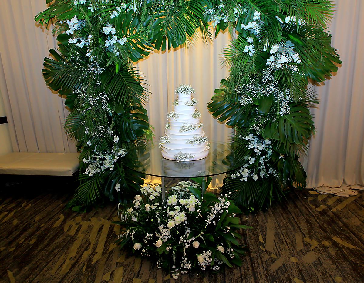 Pastel de cinco niveles, decorado con baby breath.