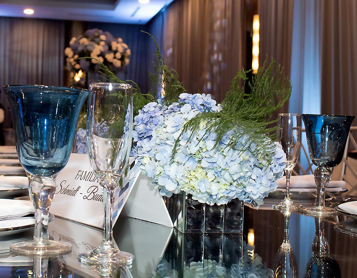 Una decoración con destellos en azul y plateado, le dieron untoque elegante y sobrio al salón Jordán del Club Hondureño Árabe 