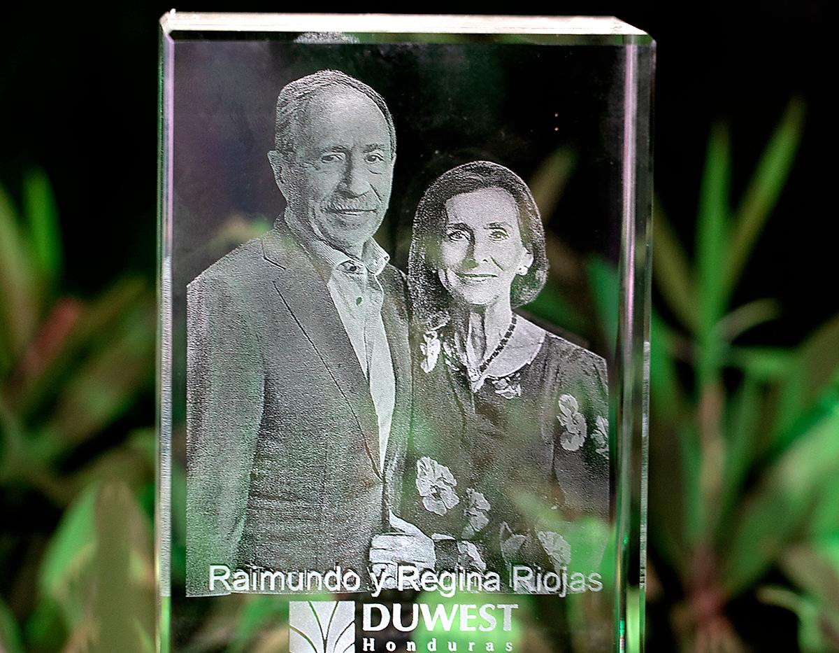 Reconocimiento a Don Raimundo Riojas Encinas y Doña Regina de Riojas.