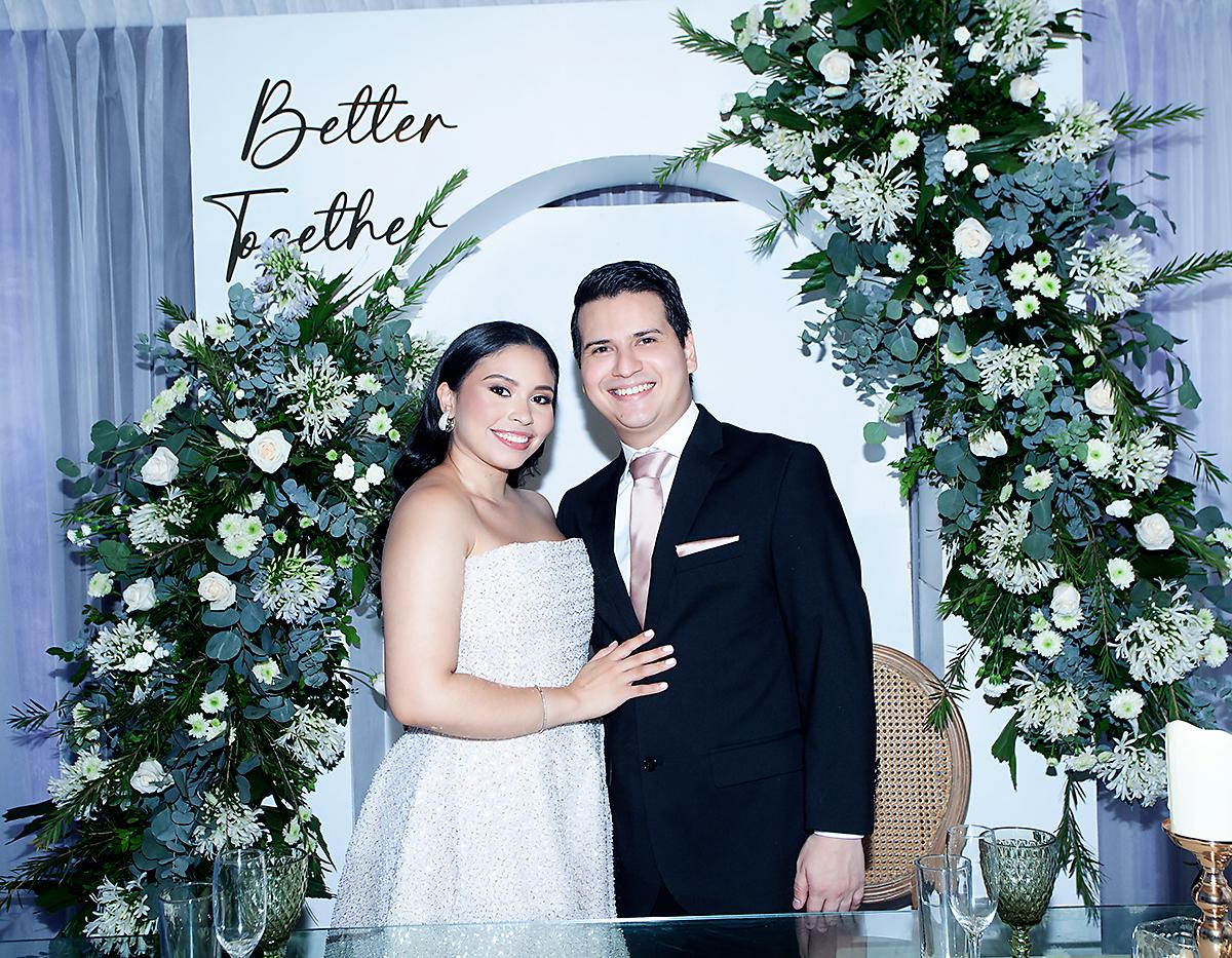 Neptalí Pineda y María José Fuentes Paz celebraron su amor con una emotiva boda civil, luego de seis años de noviazgo. Rodeados de familiares y amigos cercanos, la pareja selló su compromiso en una elegante ceremonia realizada en el restaurante El Molino, un escenario perfecto para una noche llena de romanticismo y alegría. Entre promesas, música en vivo y una exquisita selección gastronómica, Neptalí y María José dieron inicio a una nueva etapa en sus vidas como esposos.