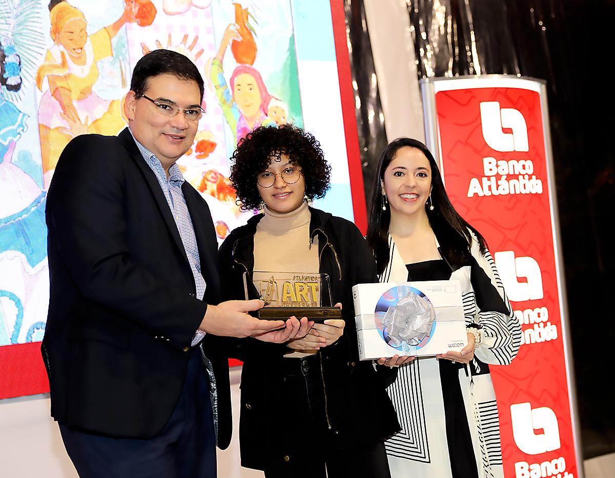 Carlos Girón, Linda Colindres y Gabriela Delgado.