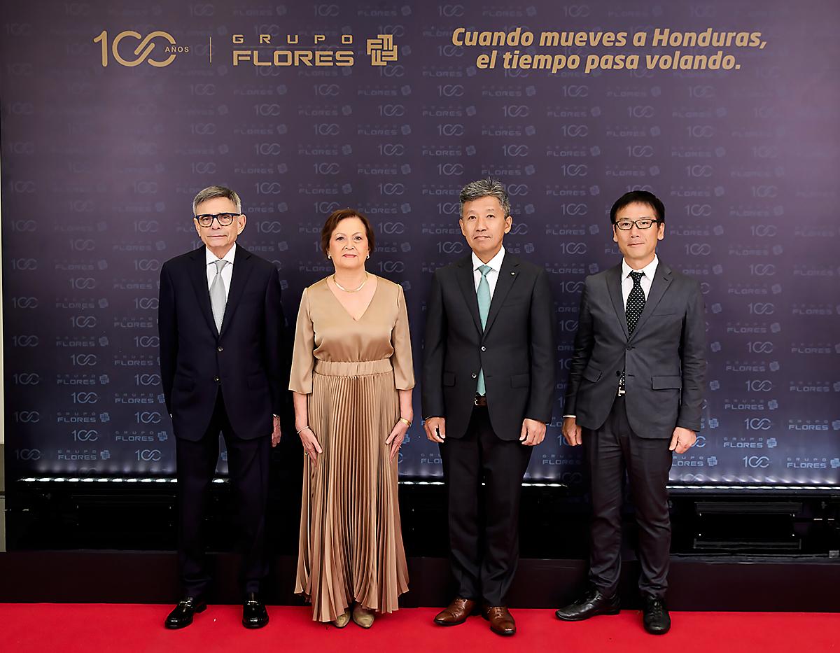 Alan y Rosita Flores con Masahiro Inoue, CEO de Toyota para AL y Caribe e Hiroshi Yonenaga, director de ventas para AL y Caribe