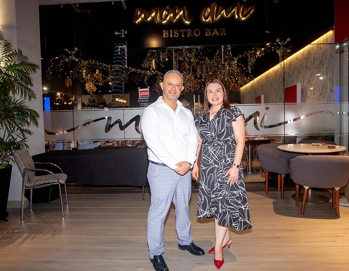 Mario Pineda, gerente del restaurante Mon Ami, y Diana Ramos, Vicepresidente de Mercadeo de Banco Atlántida.