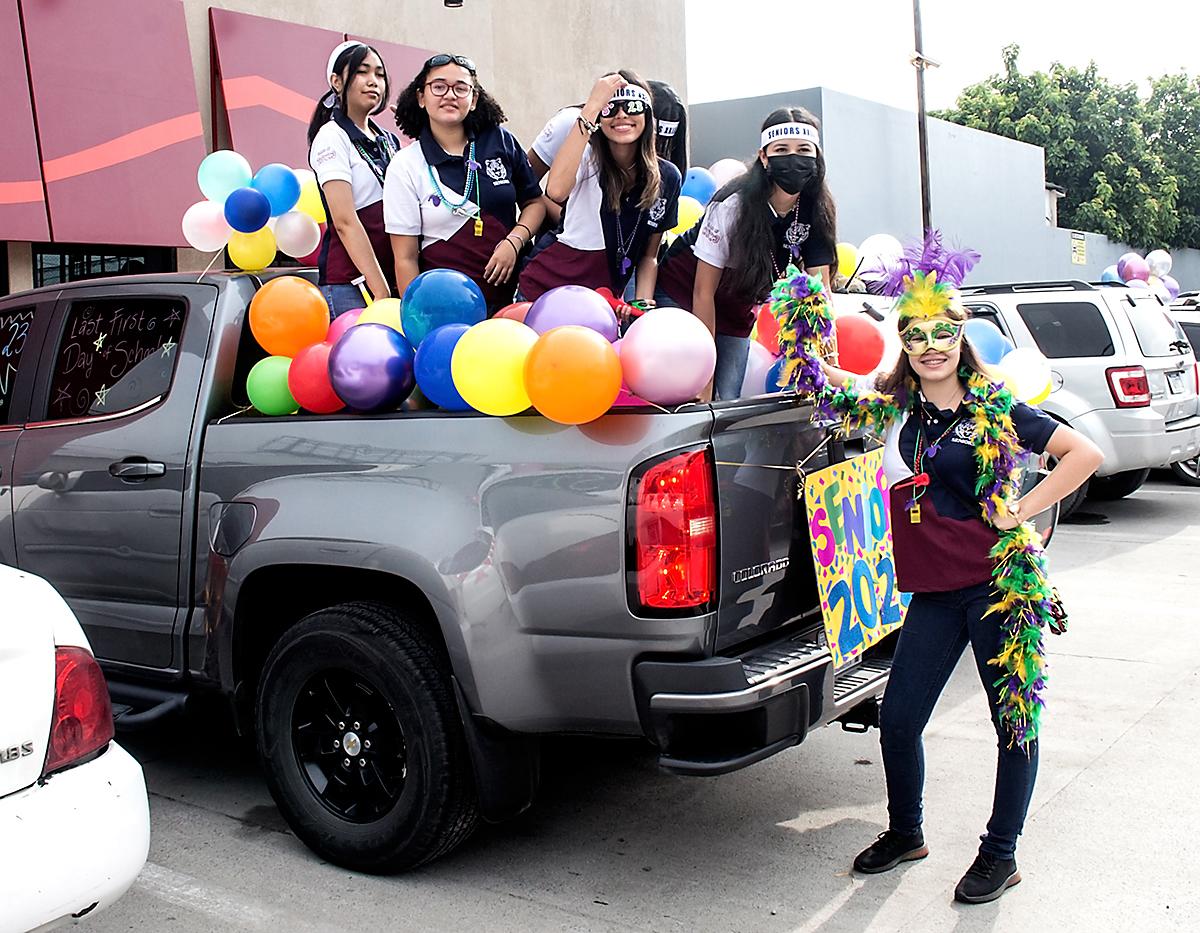 Pick up decorados con globos de colores formaron parte de la caravana.