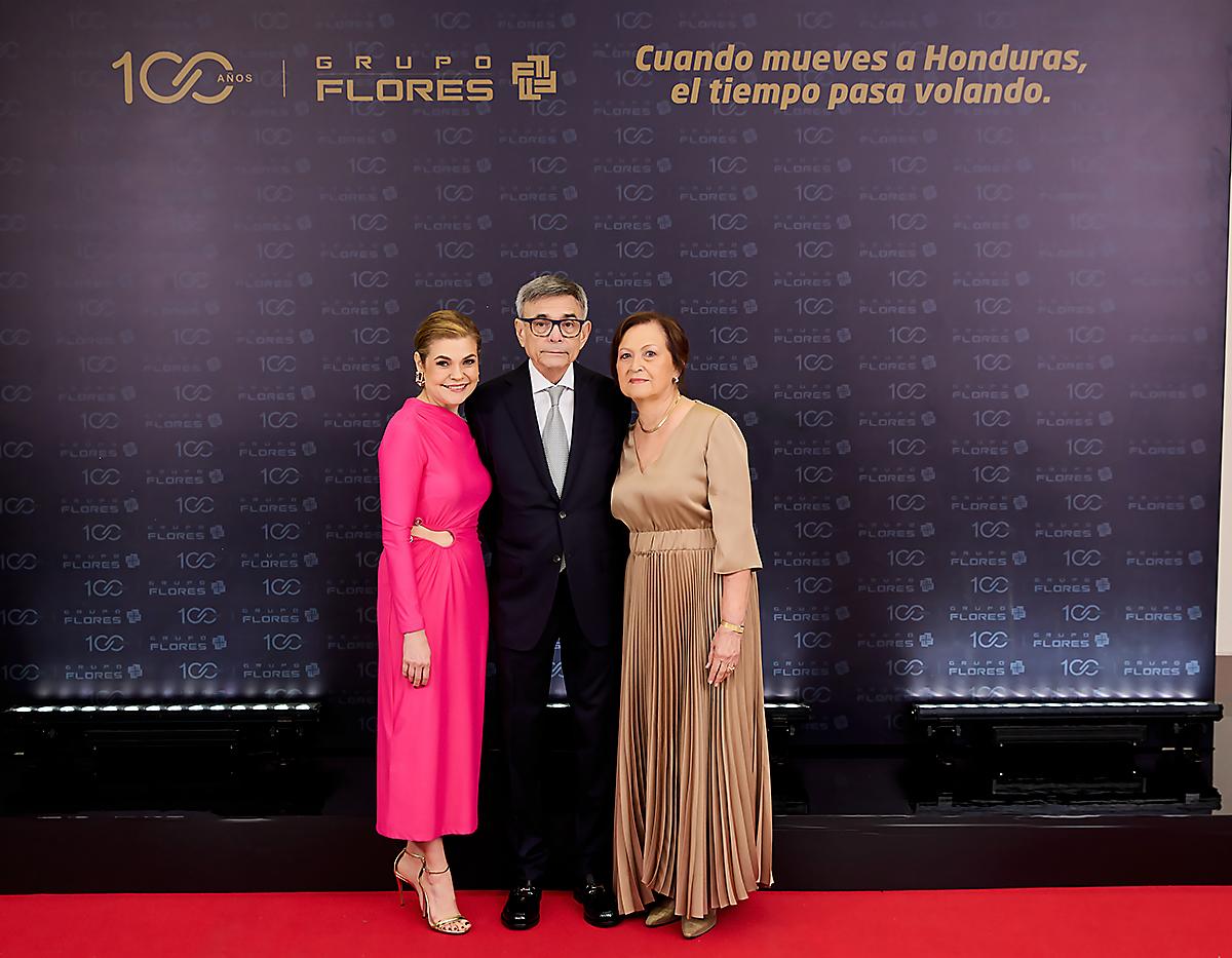 Evelyn, Alan y Rosita Flores