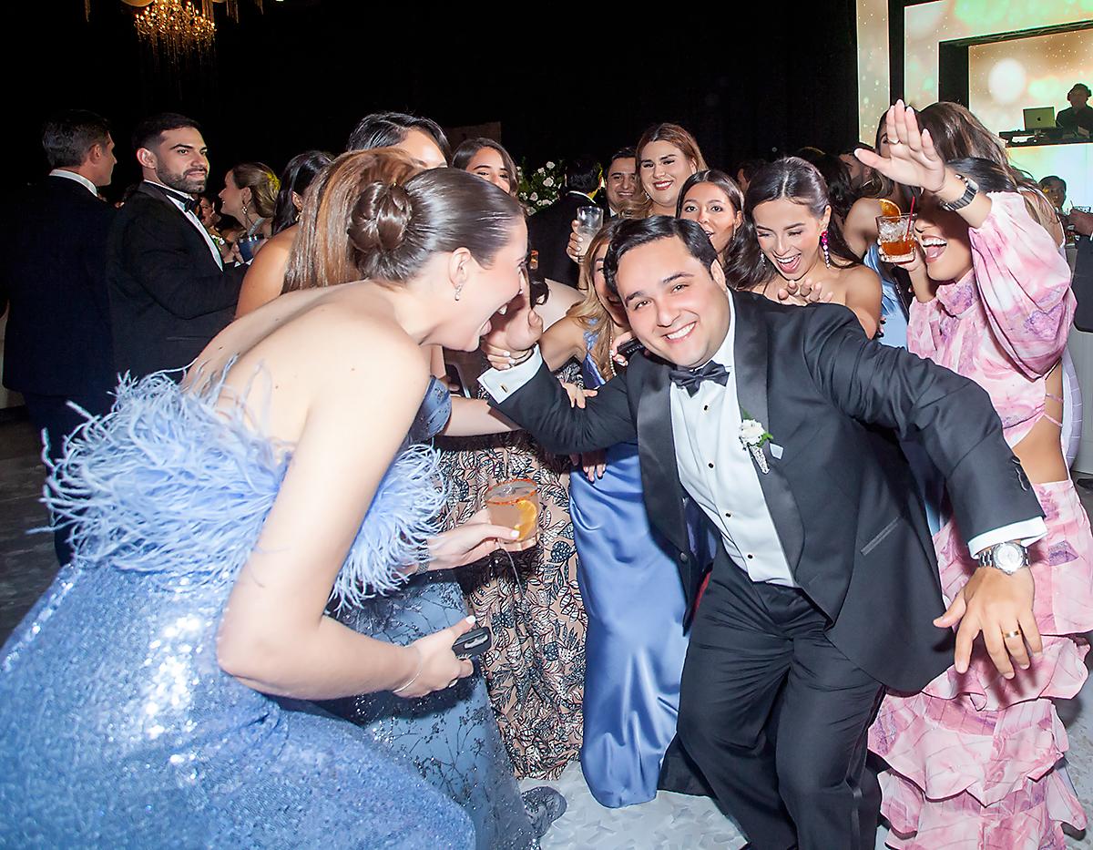 El novio Christopher Fuschich con sus amigas de infancia: Valeria Canales, Daniela Reyes, Paola Kattán, Cristina Ouzande, Natalia Quiroz, Isabel López , Arianna Bonilla y Giuliana Camiciottoli.