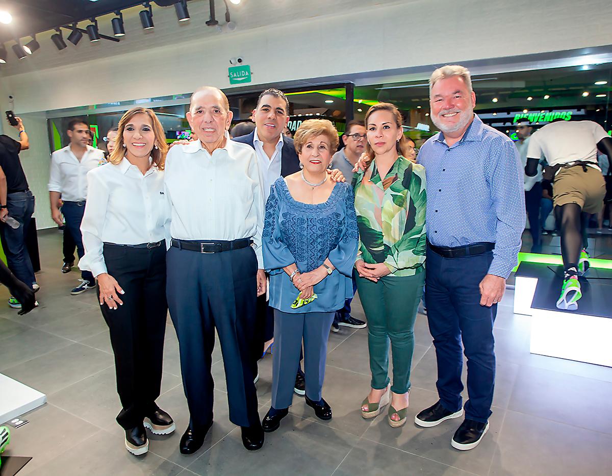 Diana Larach, Jorge, Mario y Lily Faraj con Zoila Santos y Roberto Contreras, Odde Faraj con Pablo Rishmawy.