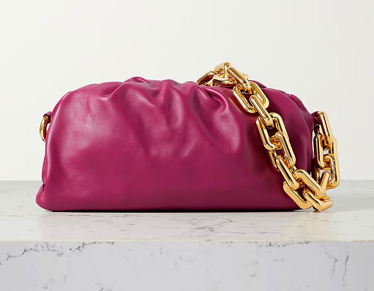 Según Pantone, el Viva Magenta es valiente, presente, intrépido, y un color palpitante cuya exuberancia promueve una celebración alegre y optimista, escribiendo una nueva narrativa en las tendencias 2023. 