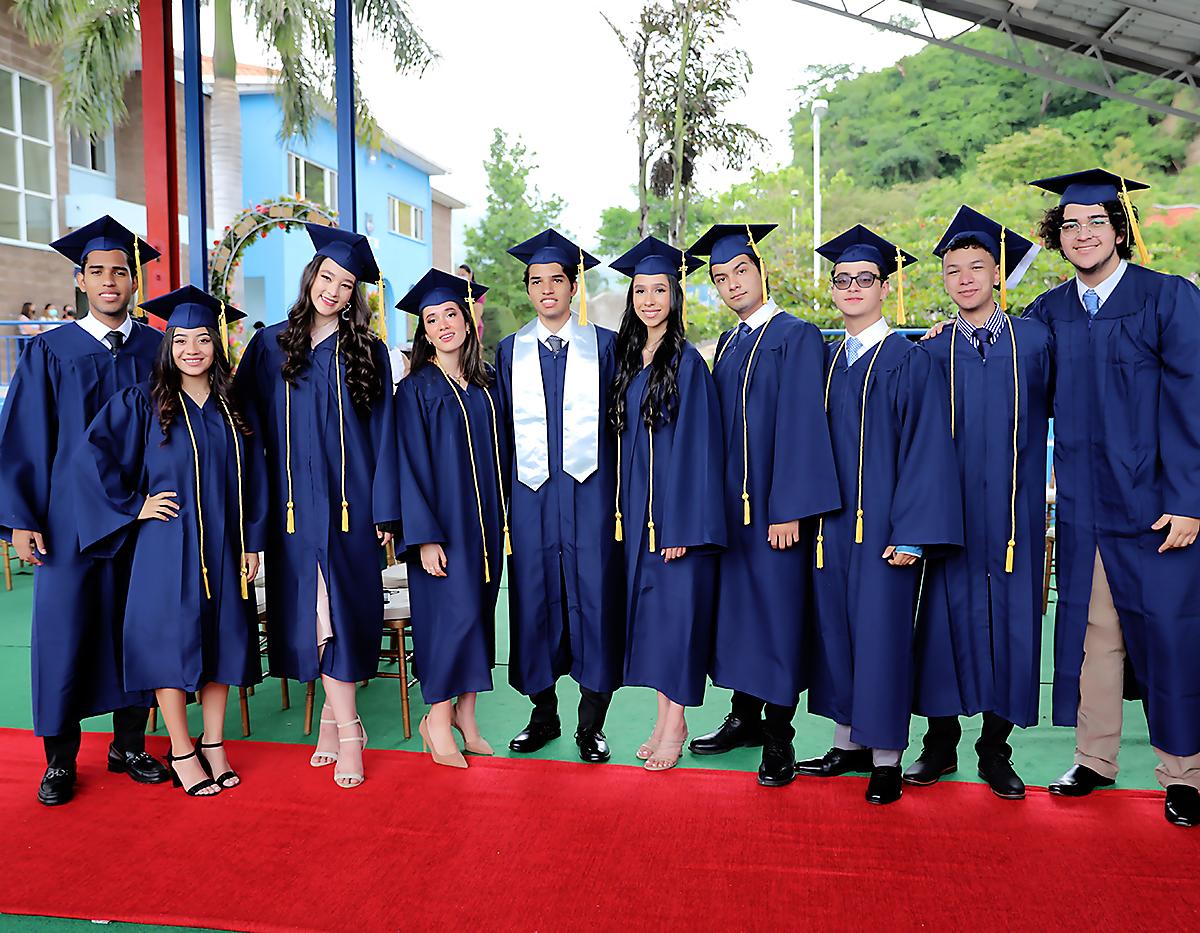 Los seniors 2022 de Discovery School celebraron con júbilo su graduación de high school durante una ceremonia en las instalaciones de la escuela en Tegucigalpa. De izquierda a derechaJairo Mejía, Marissa Alvarado, Ritza Padilla, Leticia Muñoz, Sergio Mejía, Amy Varela, Jorge Ortez, Alejandro Irabién, Ronald Massi, Roberto Núñez