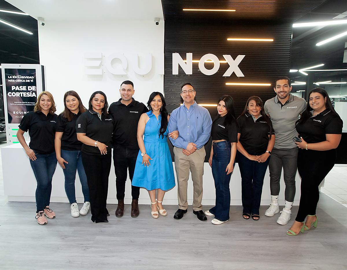 Mariela y Jeff Shinal, CEO de Equiñox, en compañía de loscolaboradores.