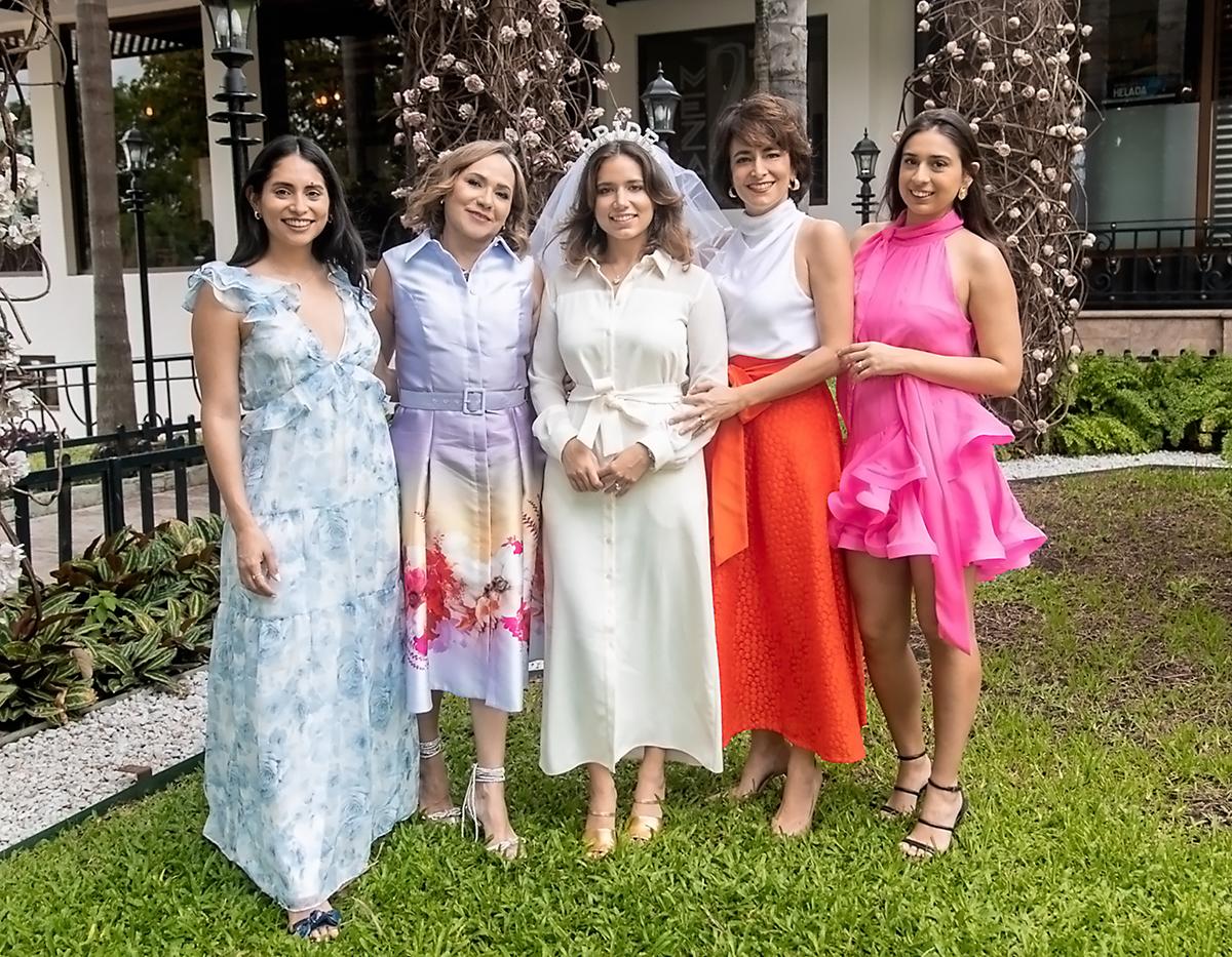 Sara y Flor Bustillo con Alexandra y Heidy Tinoco e Isabella Ramírez.