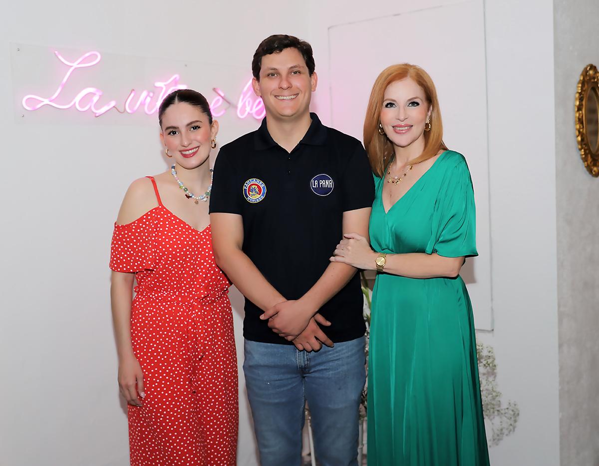 Antonella, Vicenzo Balletta y Tissy Lardizábal.