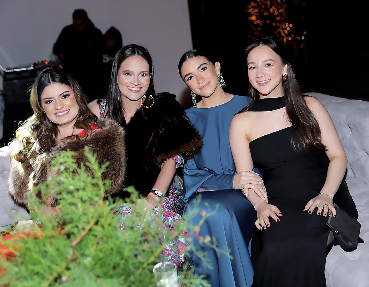 Mónica Balladares, Paulina Ochoa, Valeria y Ana Lucia Lardizábal