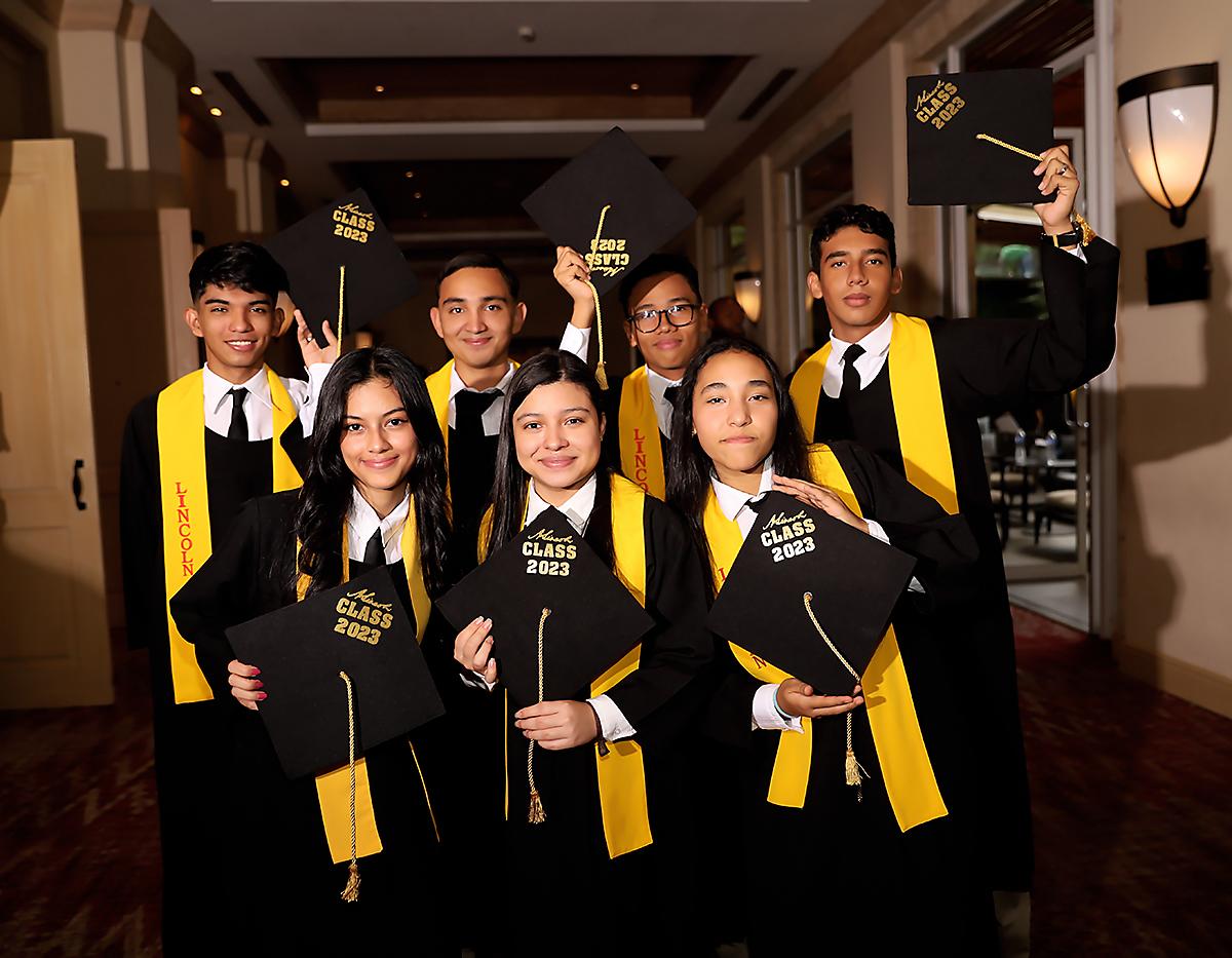 Cristopher Rodríguez, Cristhian Ramírez, Sebastian Valladares, Wilmer Zuniga, Angie Caballero y Anny Rodríguez
