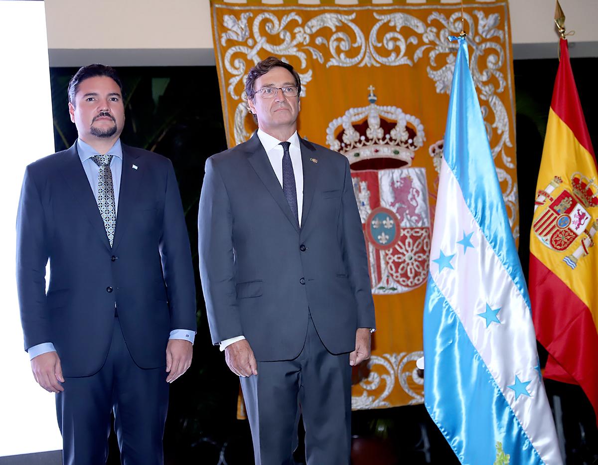 Entre brindis, amistad y música, la residencia del embajador se vistió de gala para honrar los lazos entre España y Honduras. Javier Bu Soto, actual secretario de Relaciones Exteriores de Honduras, y Diego Nuño García, embajador de España en Honduras, oficiaron los actos protocolarios.