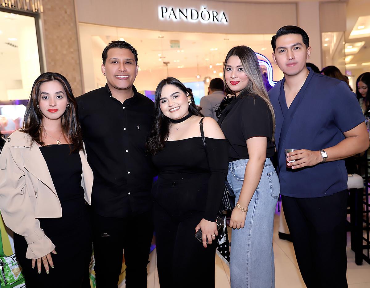 Ámbar Vásquez, Luis Murillo, Angélica Garay, Isabella Rivas y Ariel Castro.