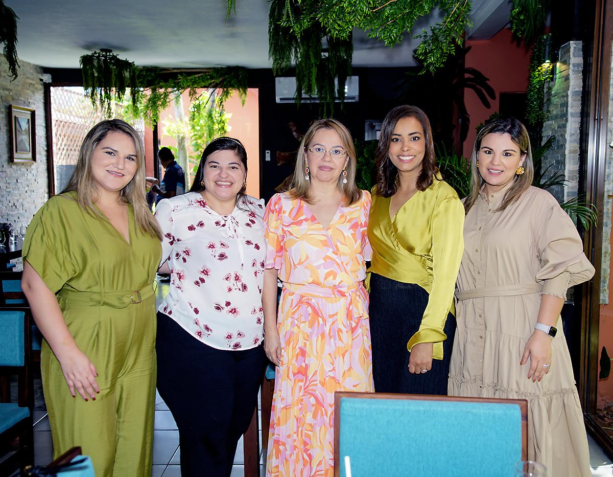 Dunia Castellanos, Tania Toro, Dunia Chinchilla, Allison Chinchilla y Alejandra Castellanos.