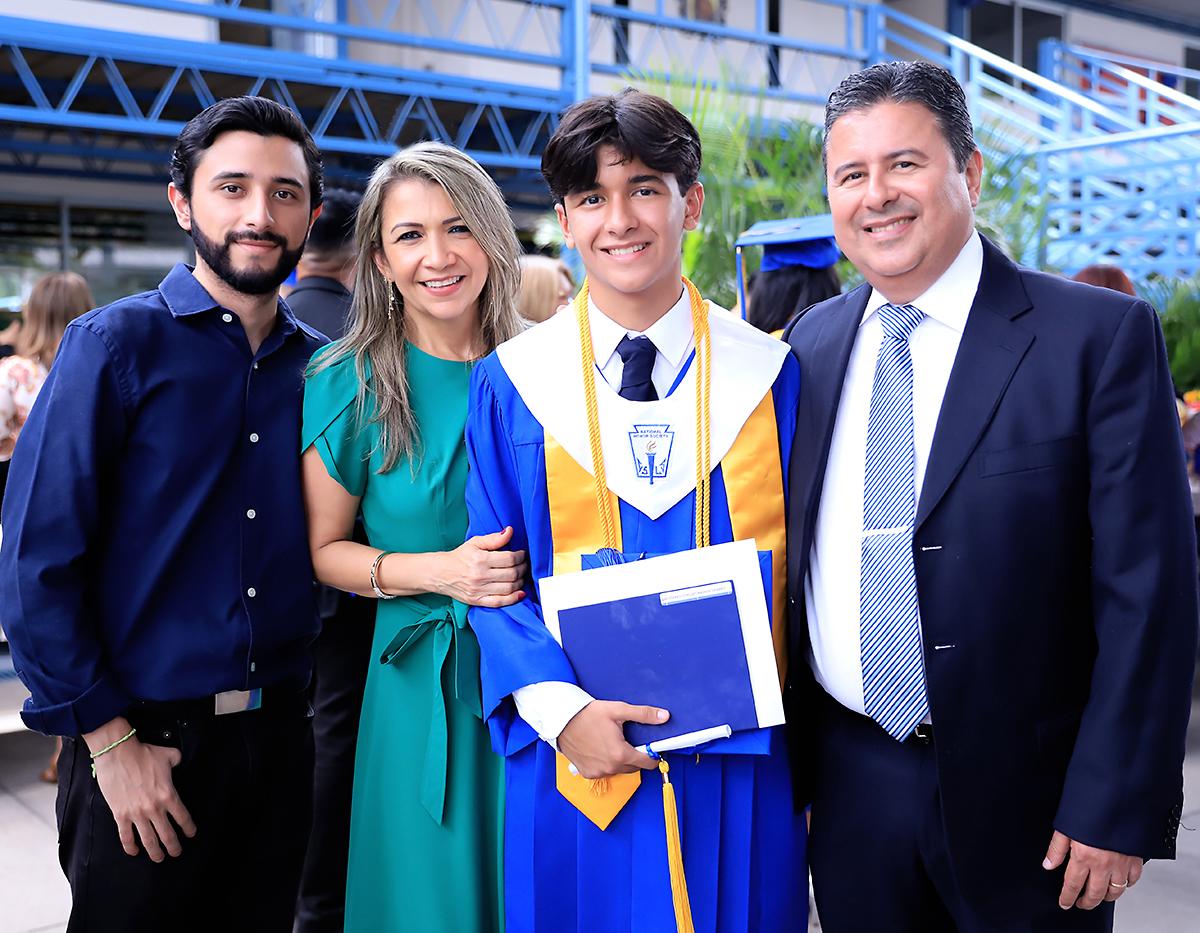 Gabriel Castillo con su familia