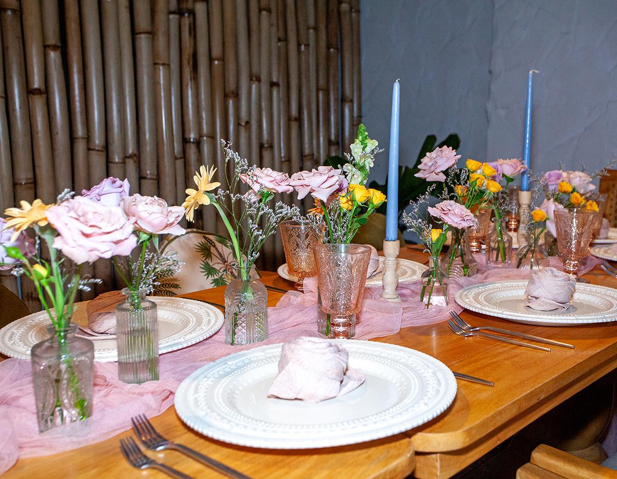 Delicados arreglos con rosas, gerberas y baby breath adornaron la mesa.
