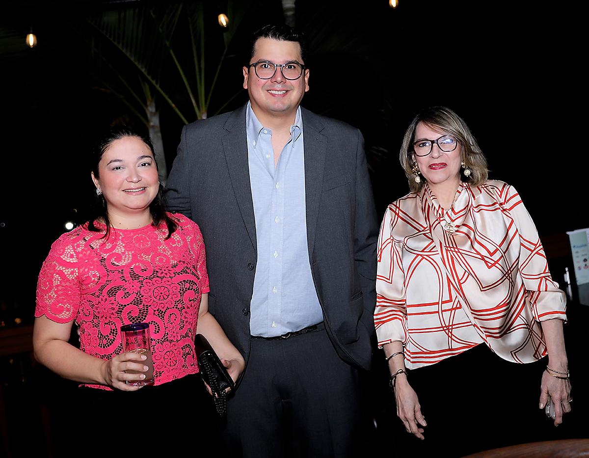 Stephanie Villavicencio, Luis Villavicencio y Brenda Molina de Rodríguez